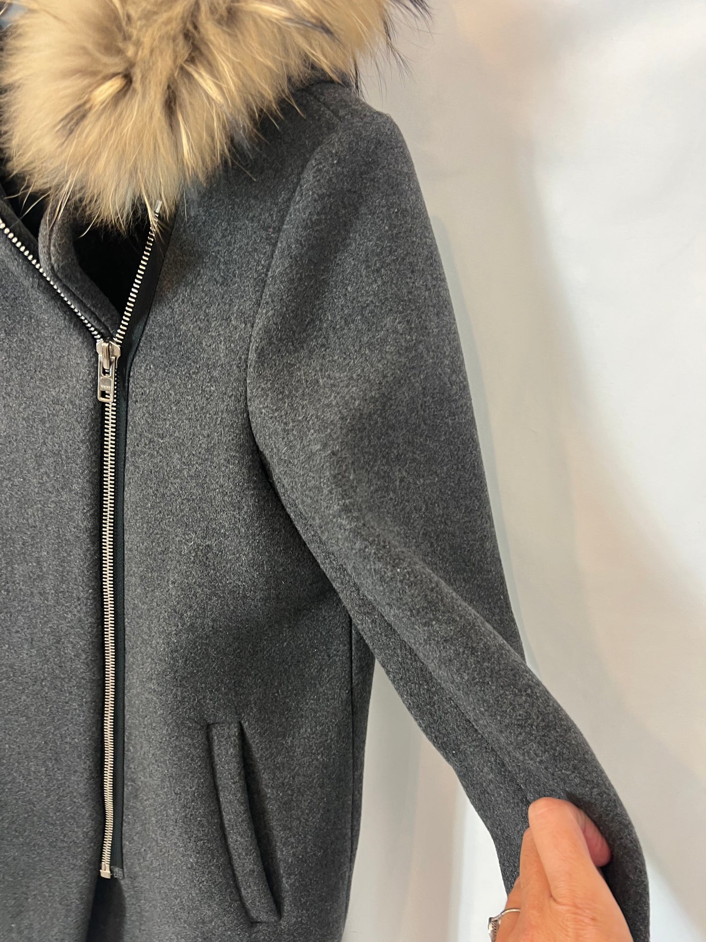 SANDRO. Trenca gris con pelo en capucha T.38