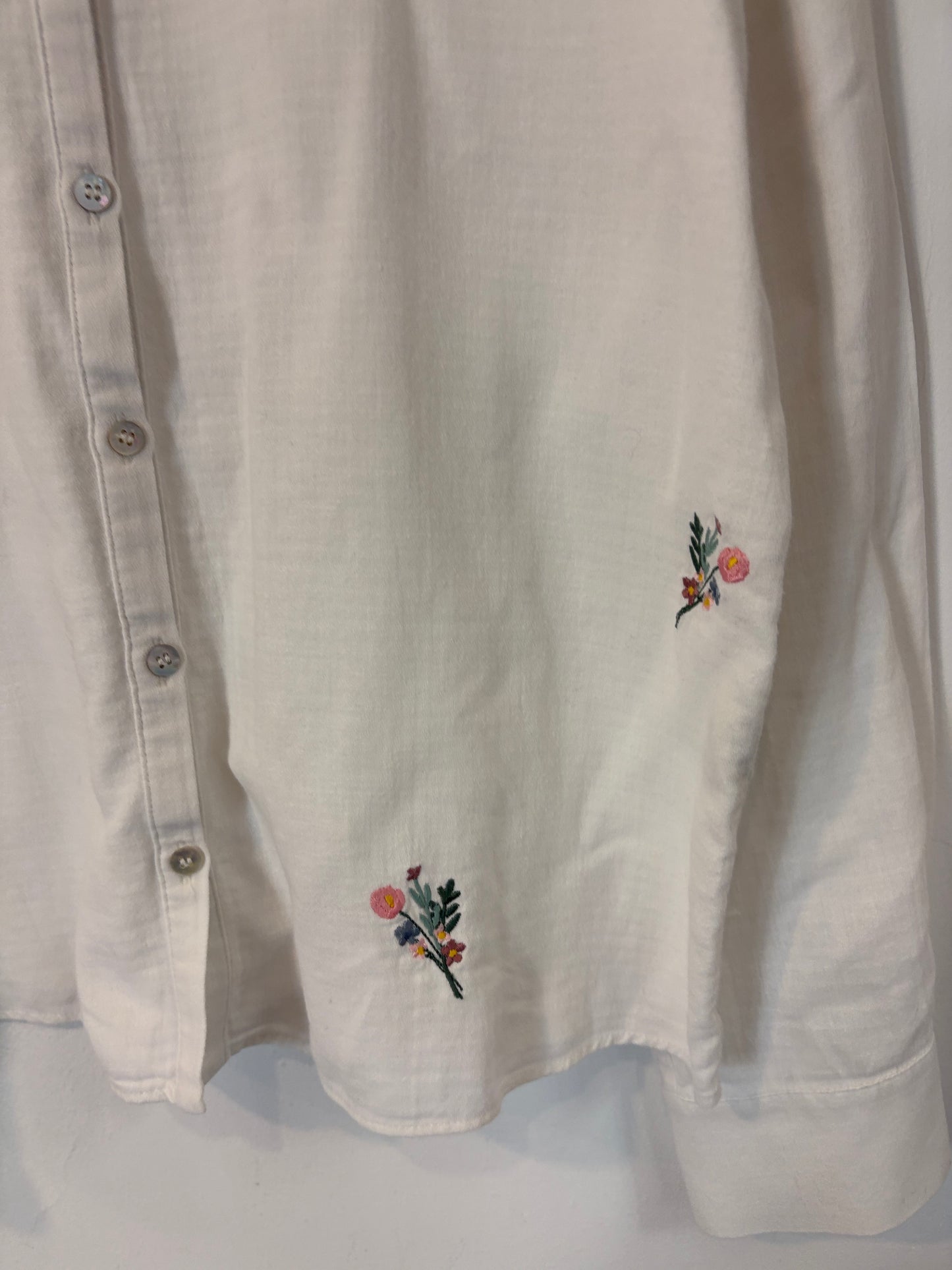 BALZAC. Blusa blanca bordados