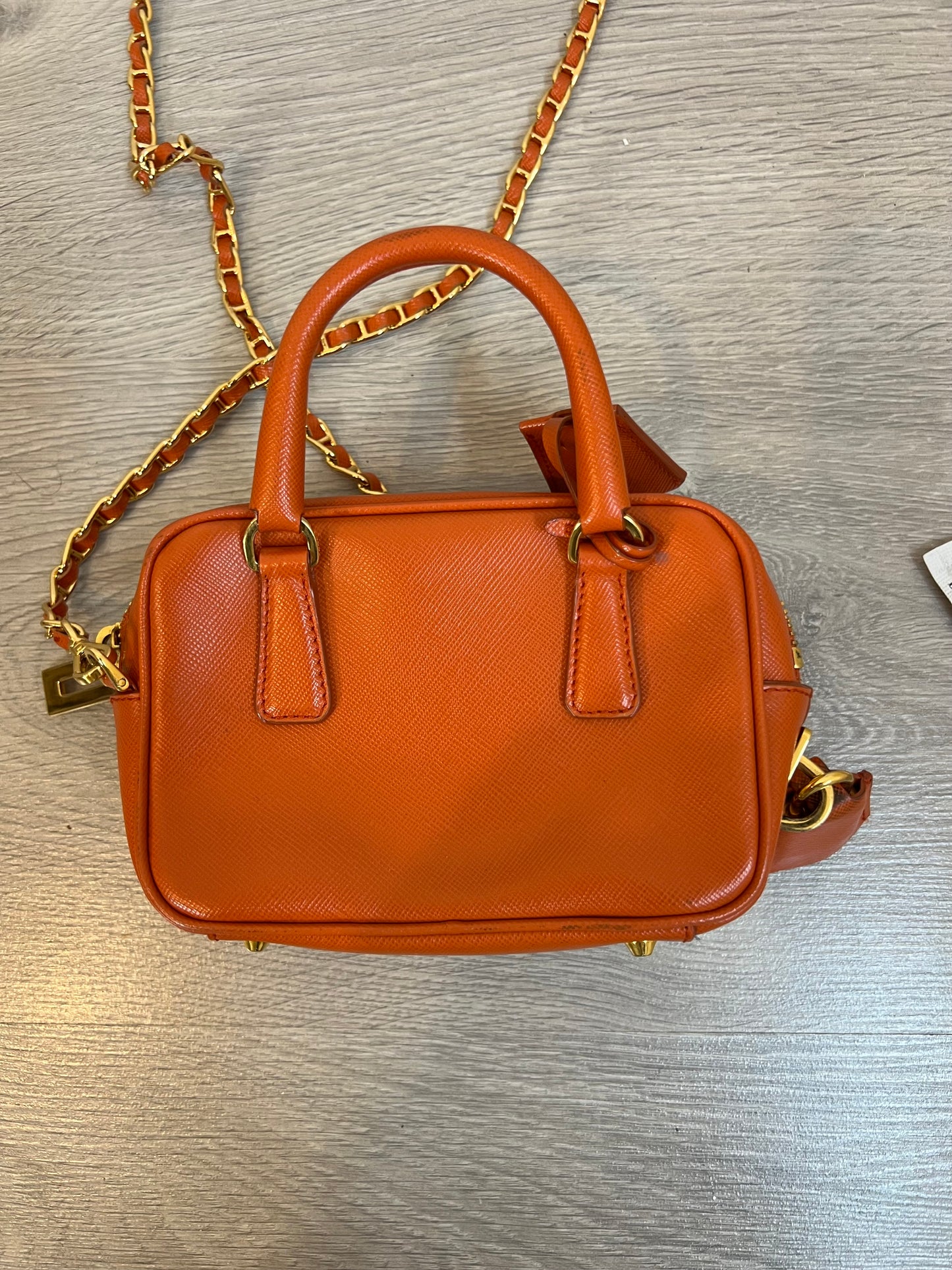 PRADA. Bolso mini Galleria naranja
