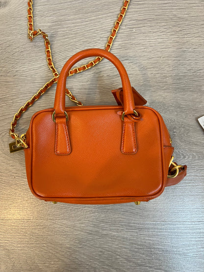 PRADA. Bolso mini Galleria naranja
