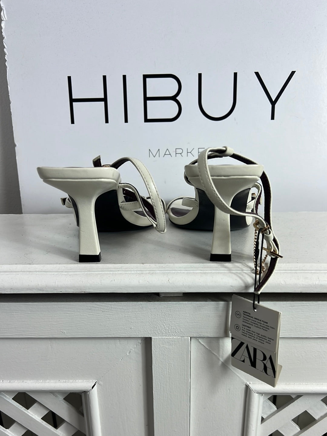 ZARA. Sandalias blancas y burdeos tiras hebillas. T 38