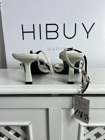 ZARA. Sandalias blancas y burdeos tiras hebillas. T 38