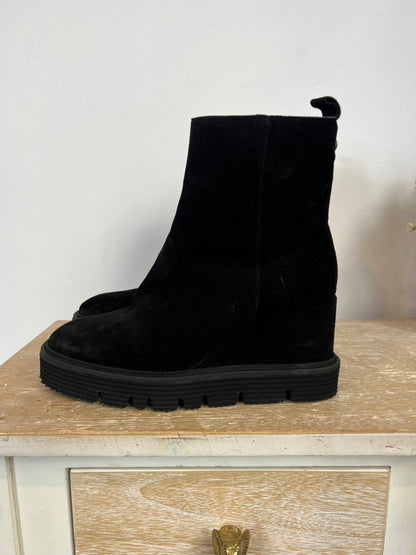 ALPE. Botas negras piel cuña. T.38