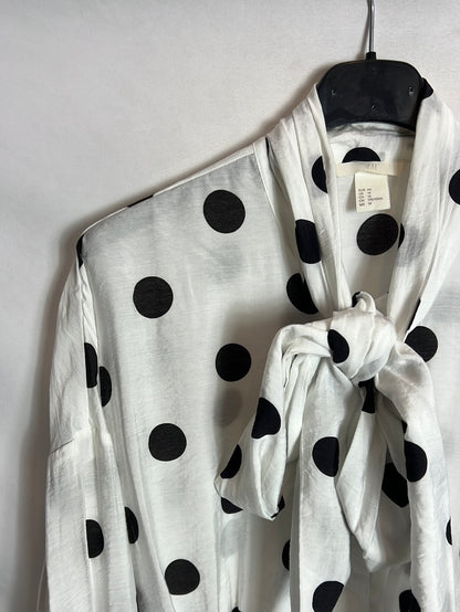 H&amp;M. White polka dot blouse with bow. Size 44