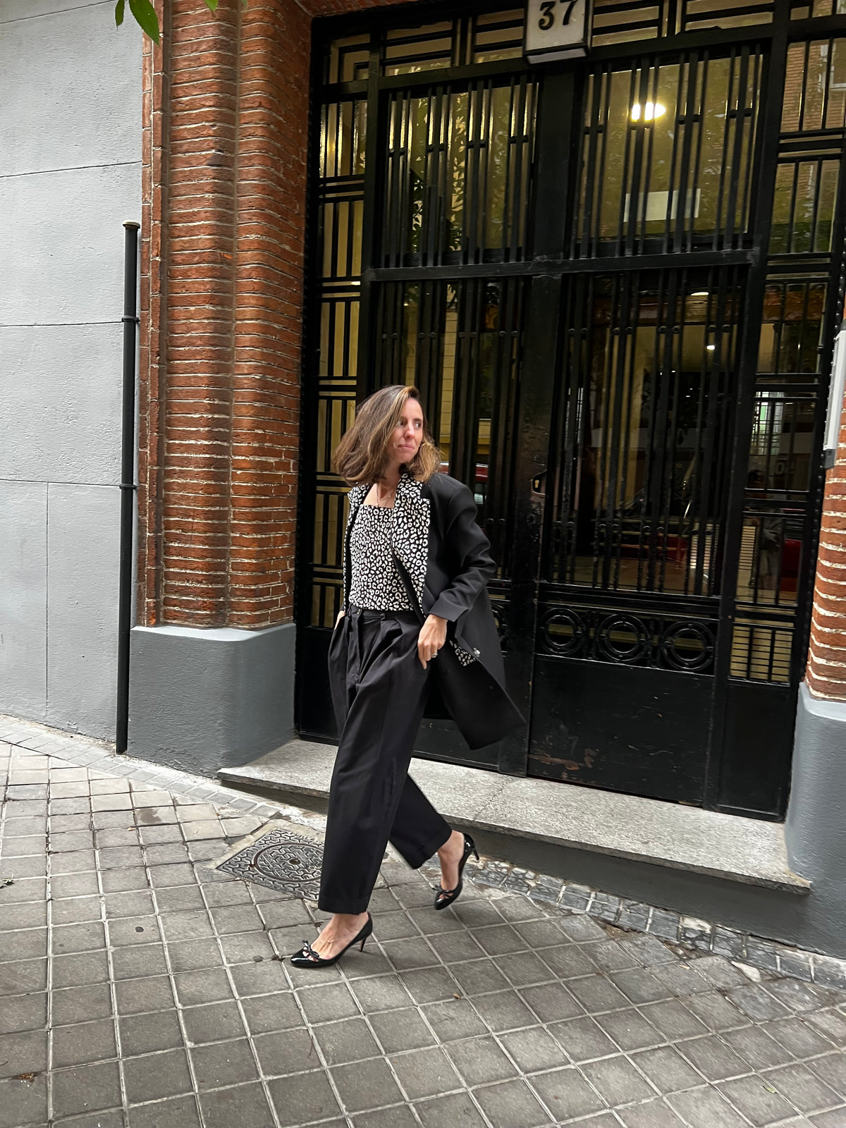 CARMEN MARCH. Chaqueta larga negra detalle botones