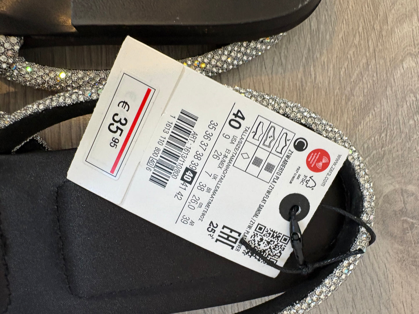 ZARA. Flat sandals with shiny straps. Size 40