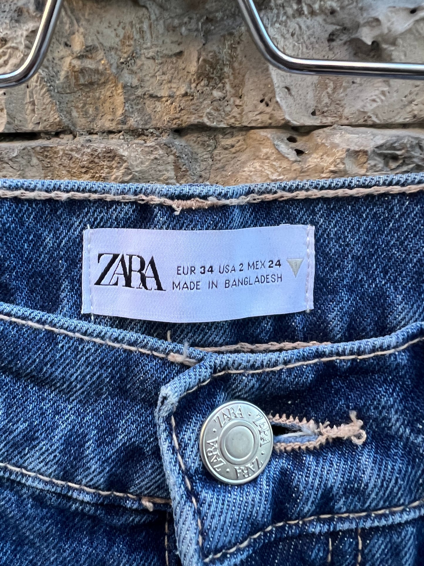 ZARA. Denim recto abotonado dobladillo. T 34
