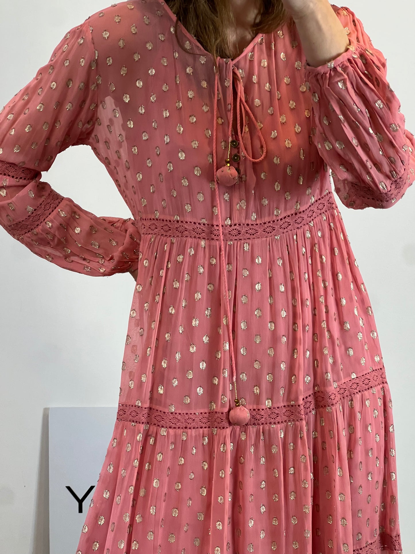 GOA COLLECTION. Vestido largo rosa hilos dorados. T S