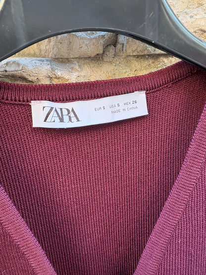 ZARA. Chaleco burdeos botones dorados
