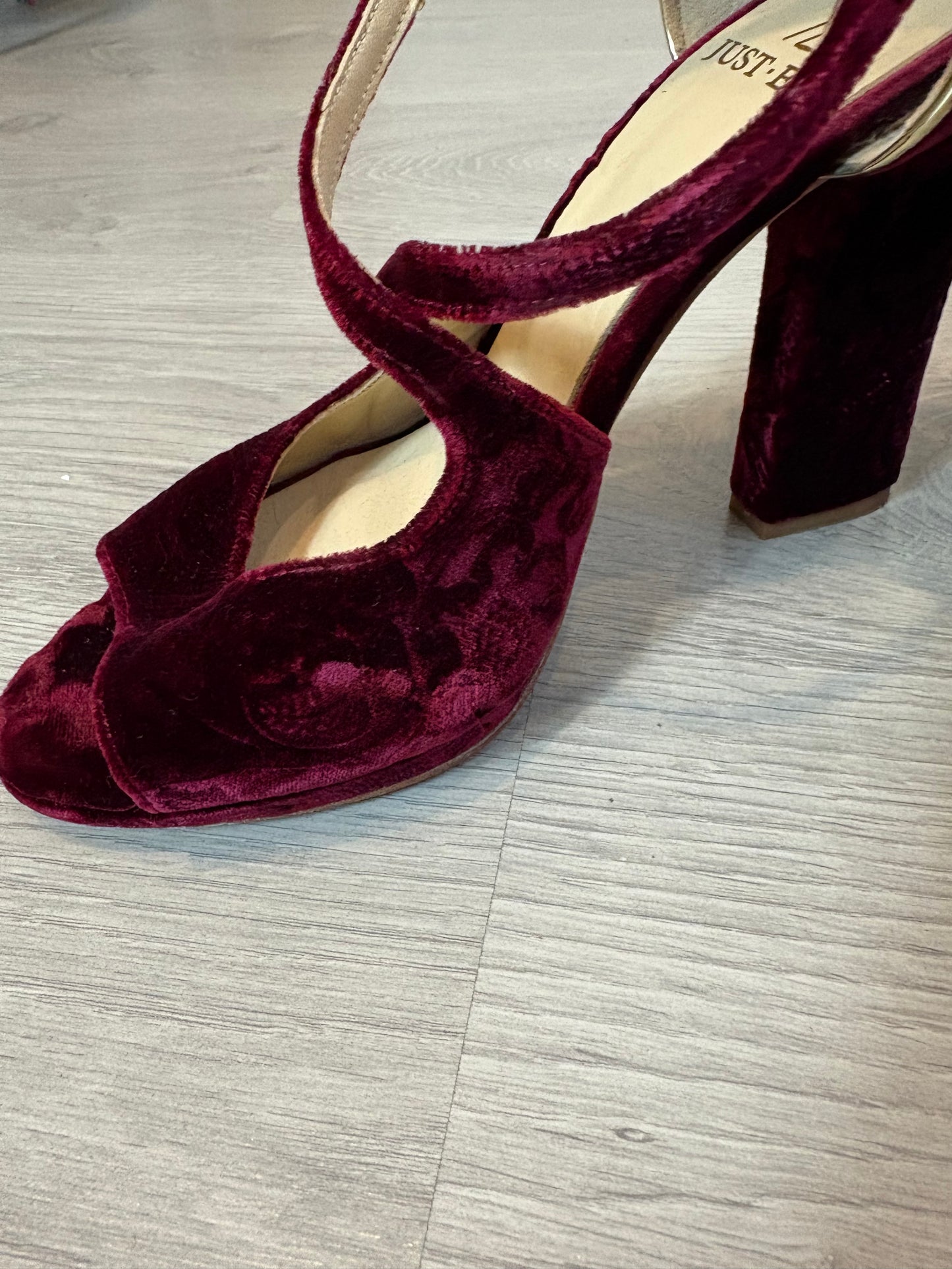 JUST+ ENE. Sandalia terciopelo burdeos