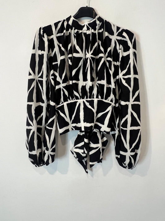 NTB. Blusa negra estampada aberturas