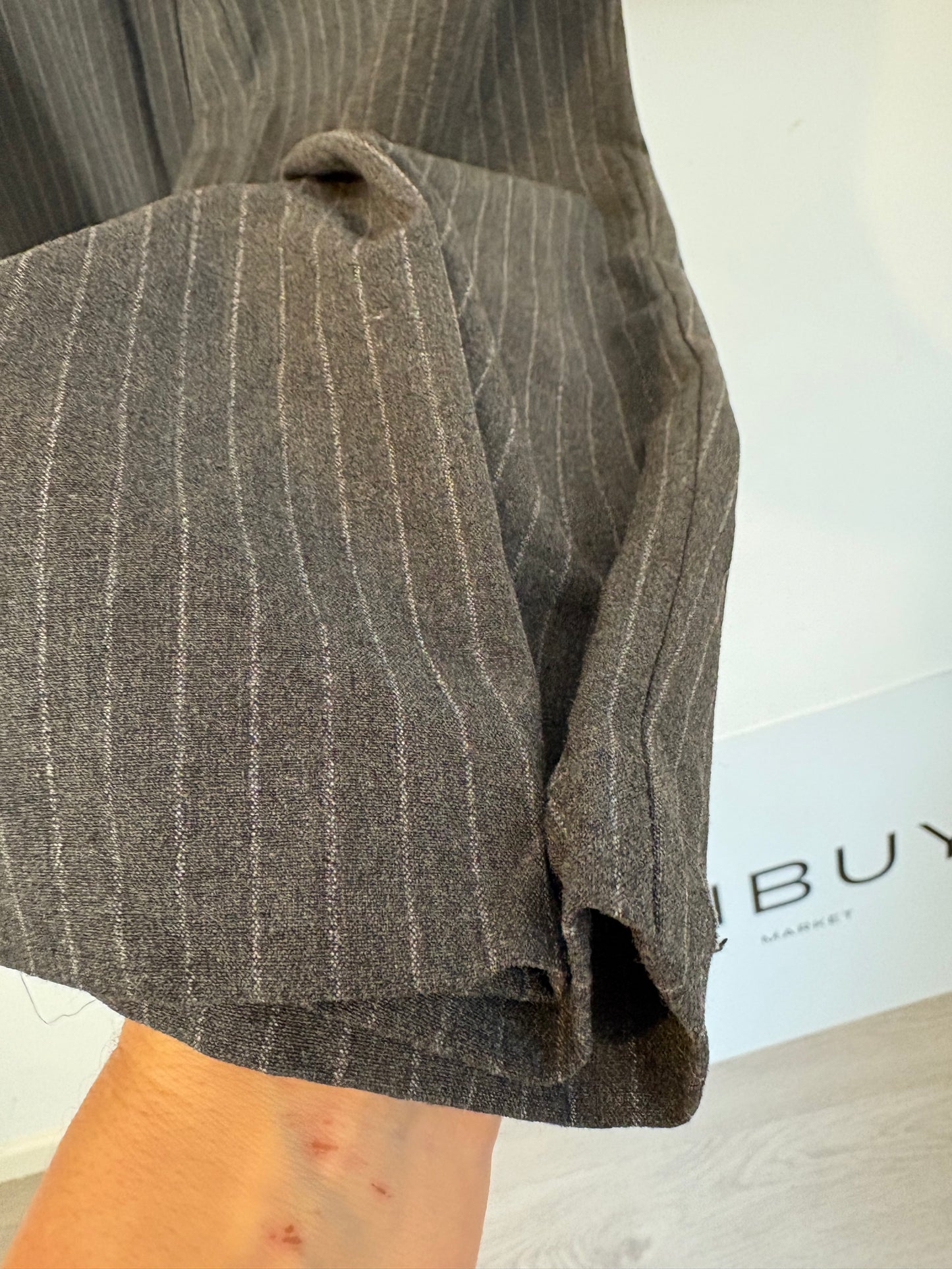 ZARA. Pantalón gris rayas y pinzas