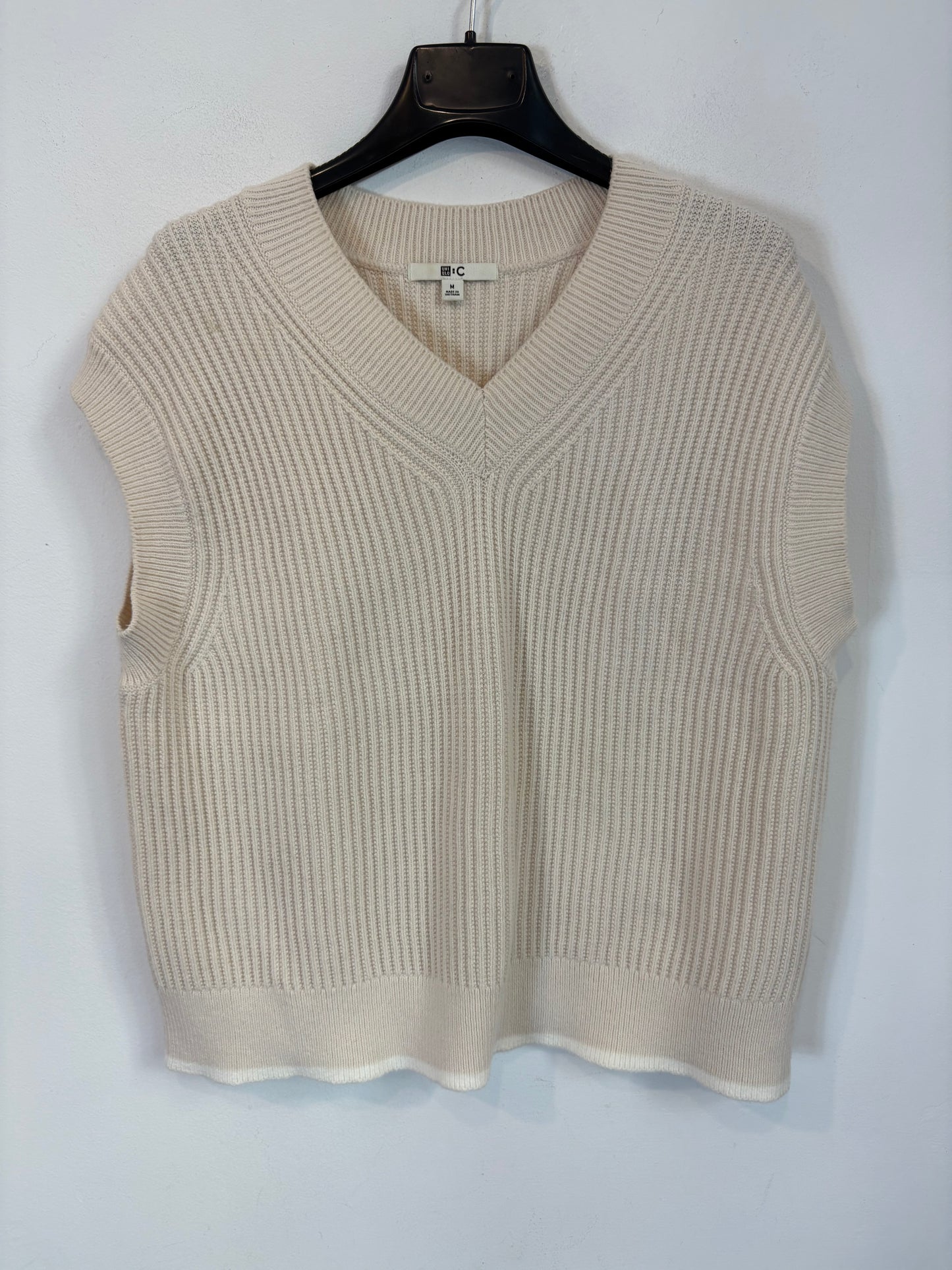 UNIQLO. Beige sleeveless sweater. TM