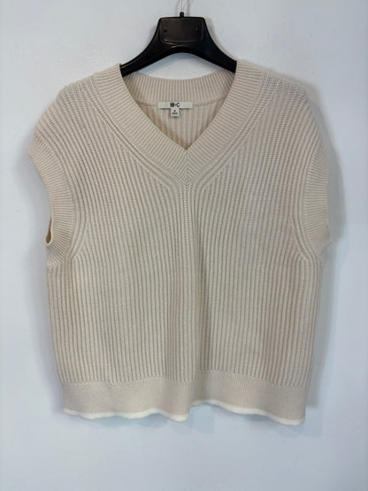 UNIQLO. Beige sleeveless sweater. TM
