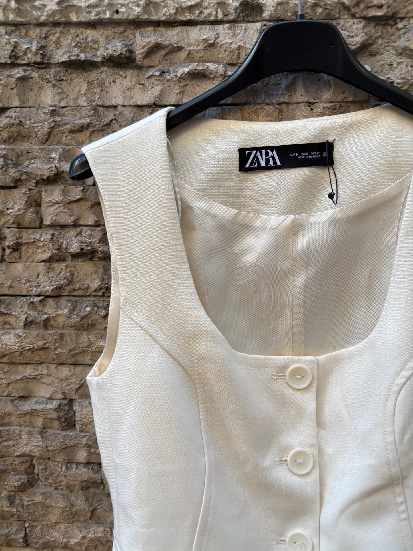ZARA. Light beige buttoned vest. TS