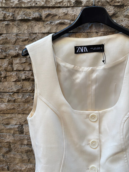 ZARA. Light beige buttoned vest. TS