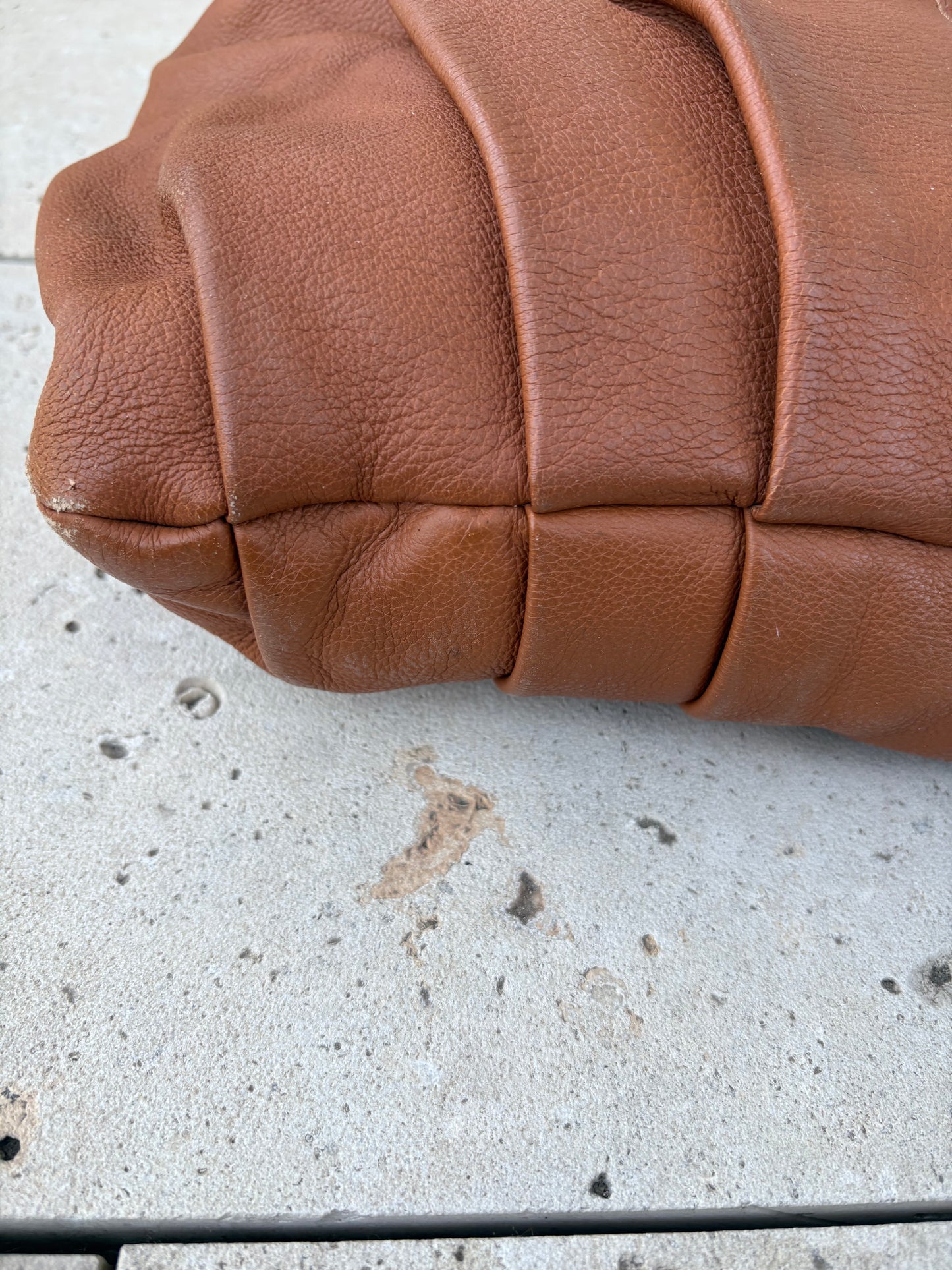 CAROLINA HERRERA. Bolso de mano en piel marrón