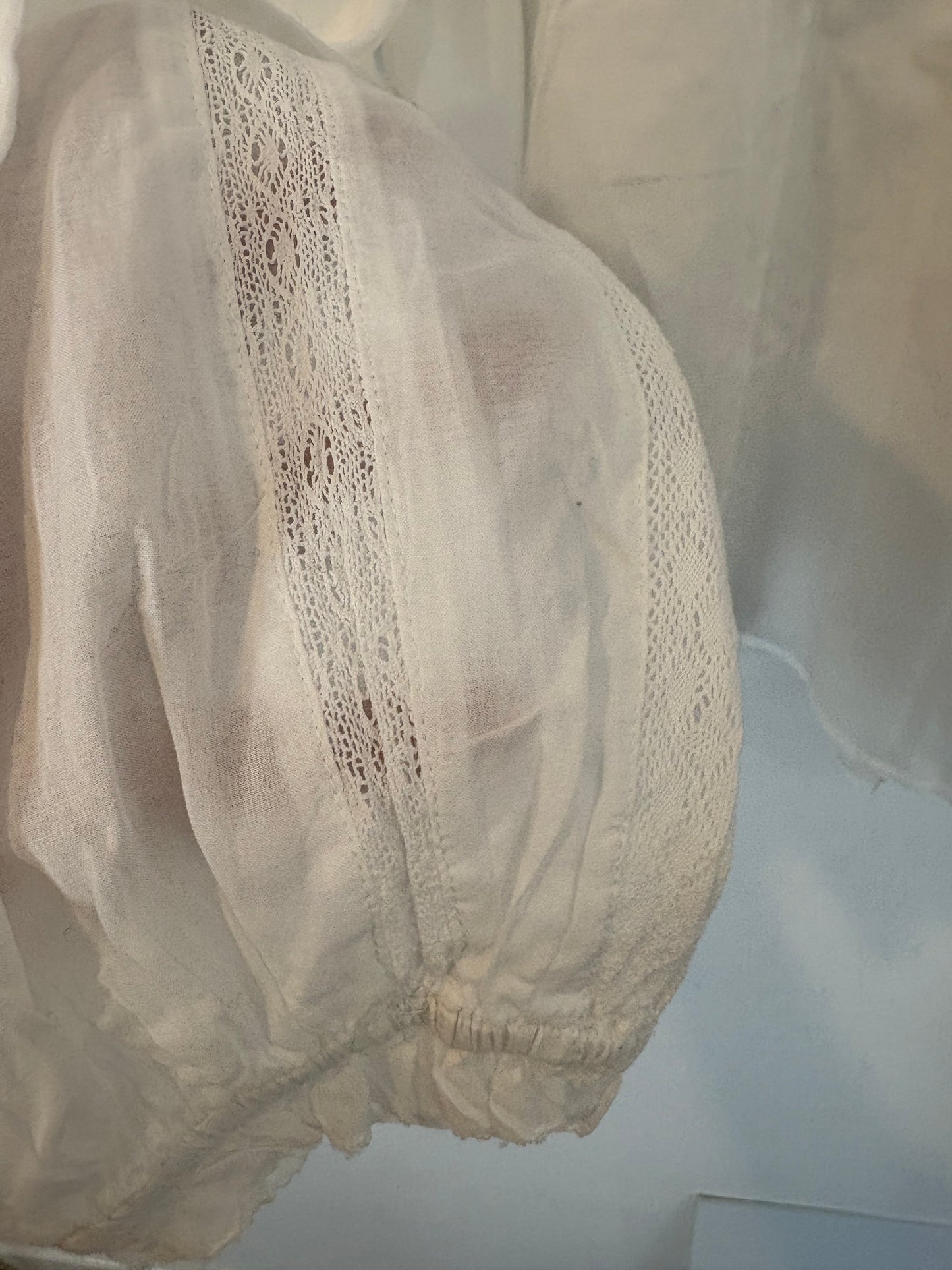 MANGO. Blusa blanca encaje. T M