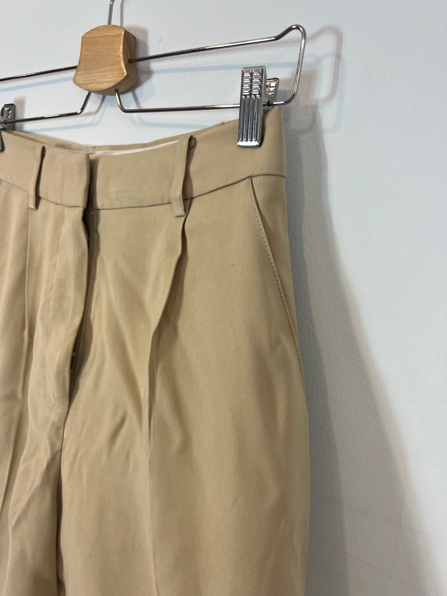 MANGO. Bermuda fluida beige T.34