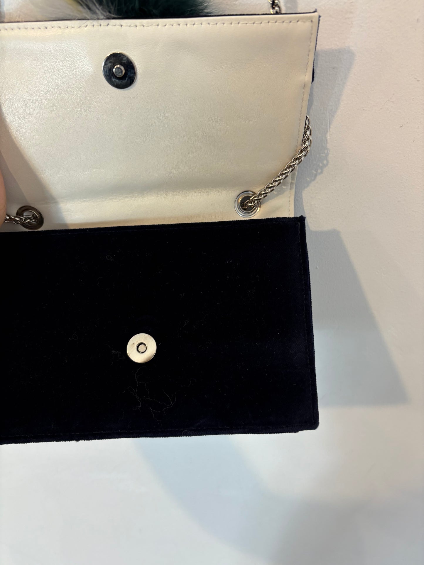 TITA MADRID.Bolso azul terciopelo pompón