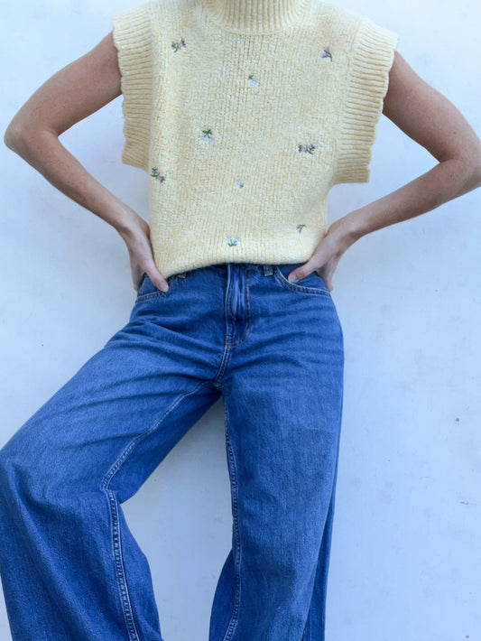 ZARA. Jersey sin mangas amarillo bordado