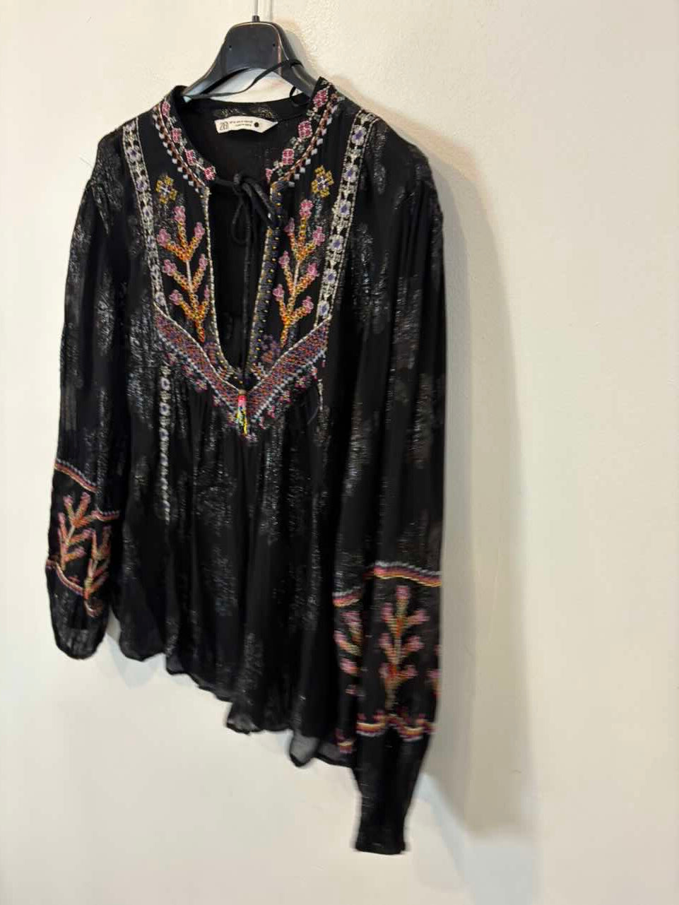 ZARA. Blusa negra vaporosa bordados