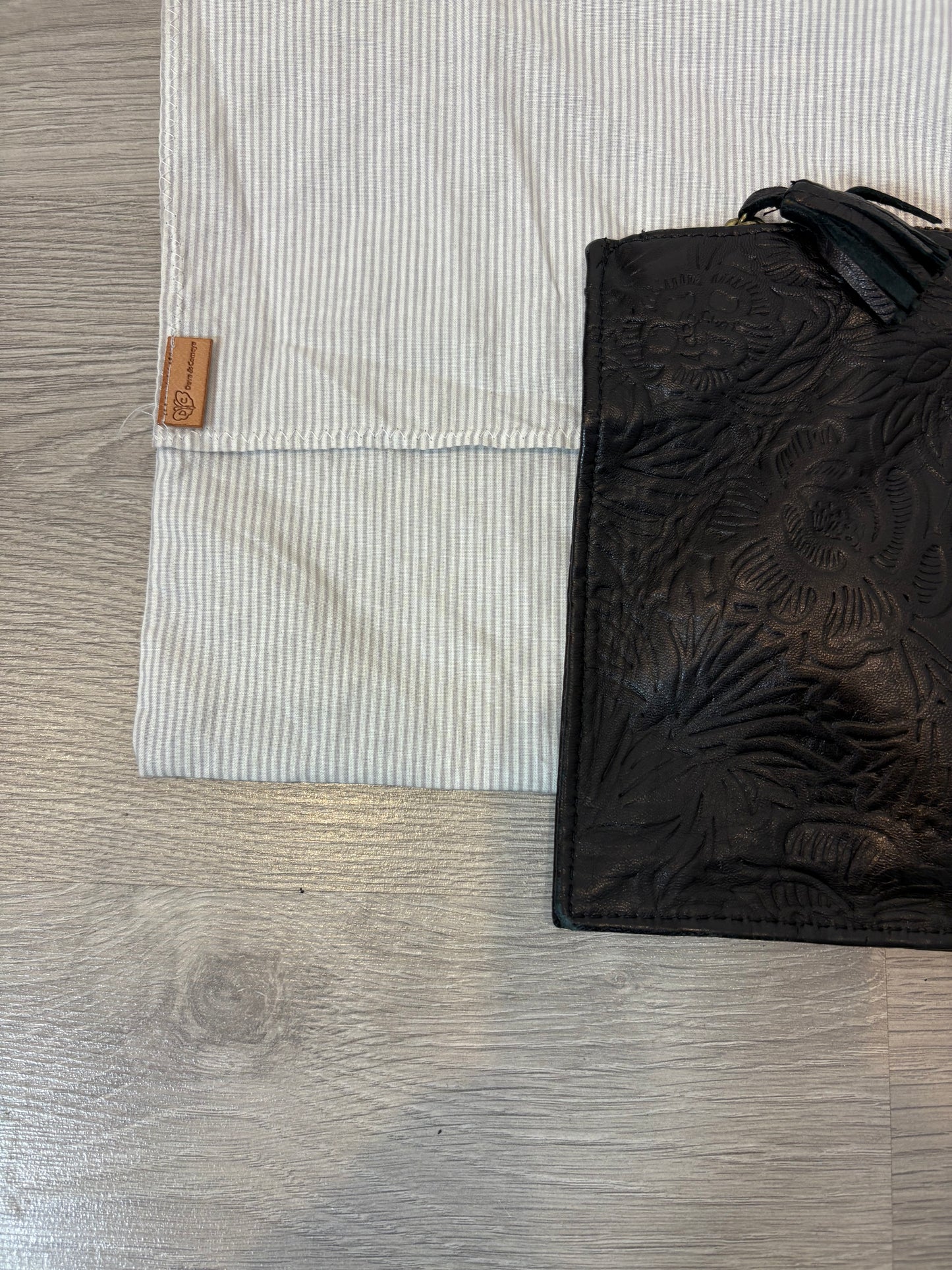 DEVA & COMEYA. Cartera de mano negra piel troquelada