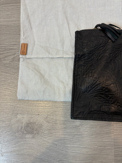 DEVA & COMEYA. Cartera de mano negra piel troquelada