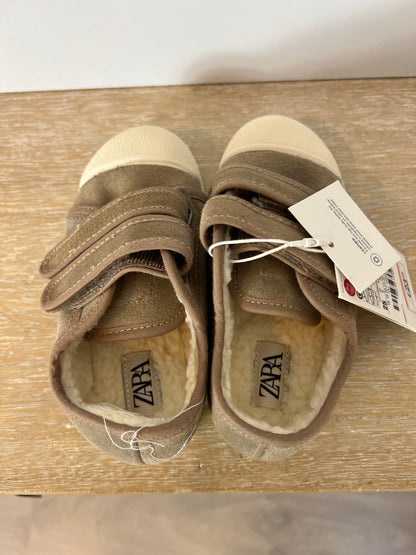 ZARA. Beige textured sneakers with Velcro. Size 25
