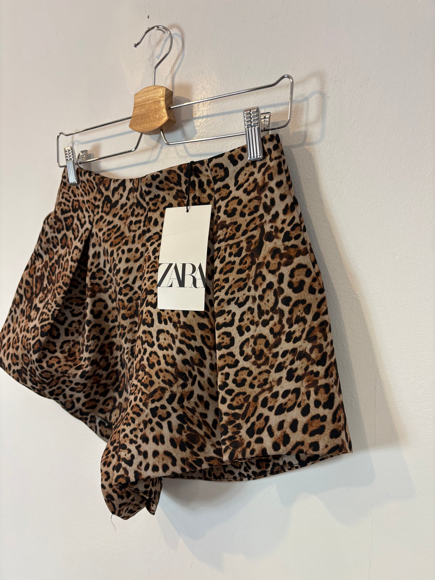 ZARA. Bermuda animal print