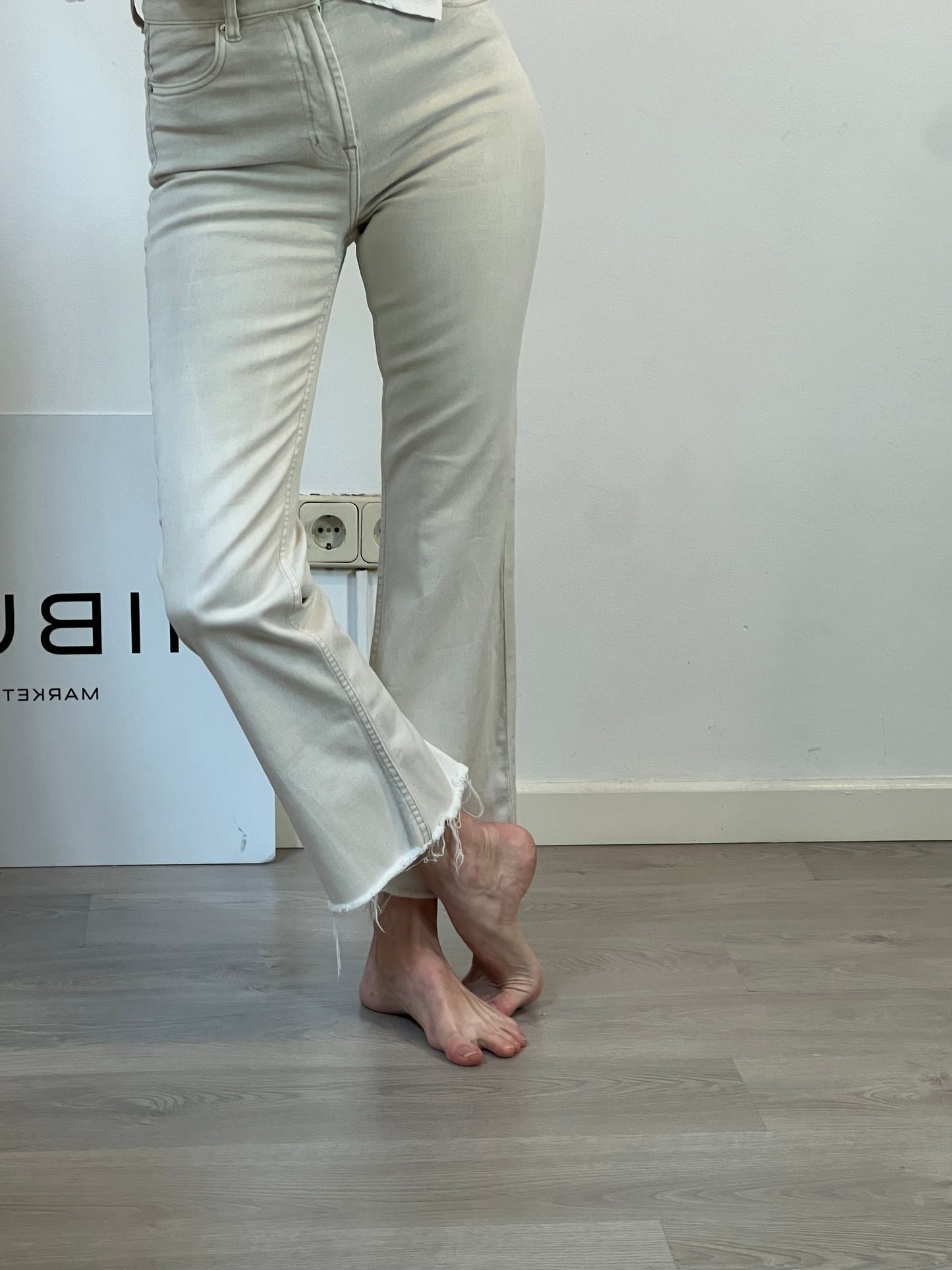 MANGO. Pantalón beige acampanado  T.38