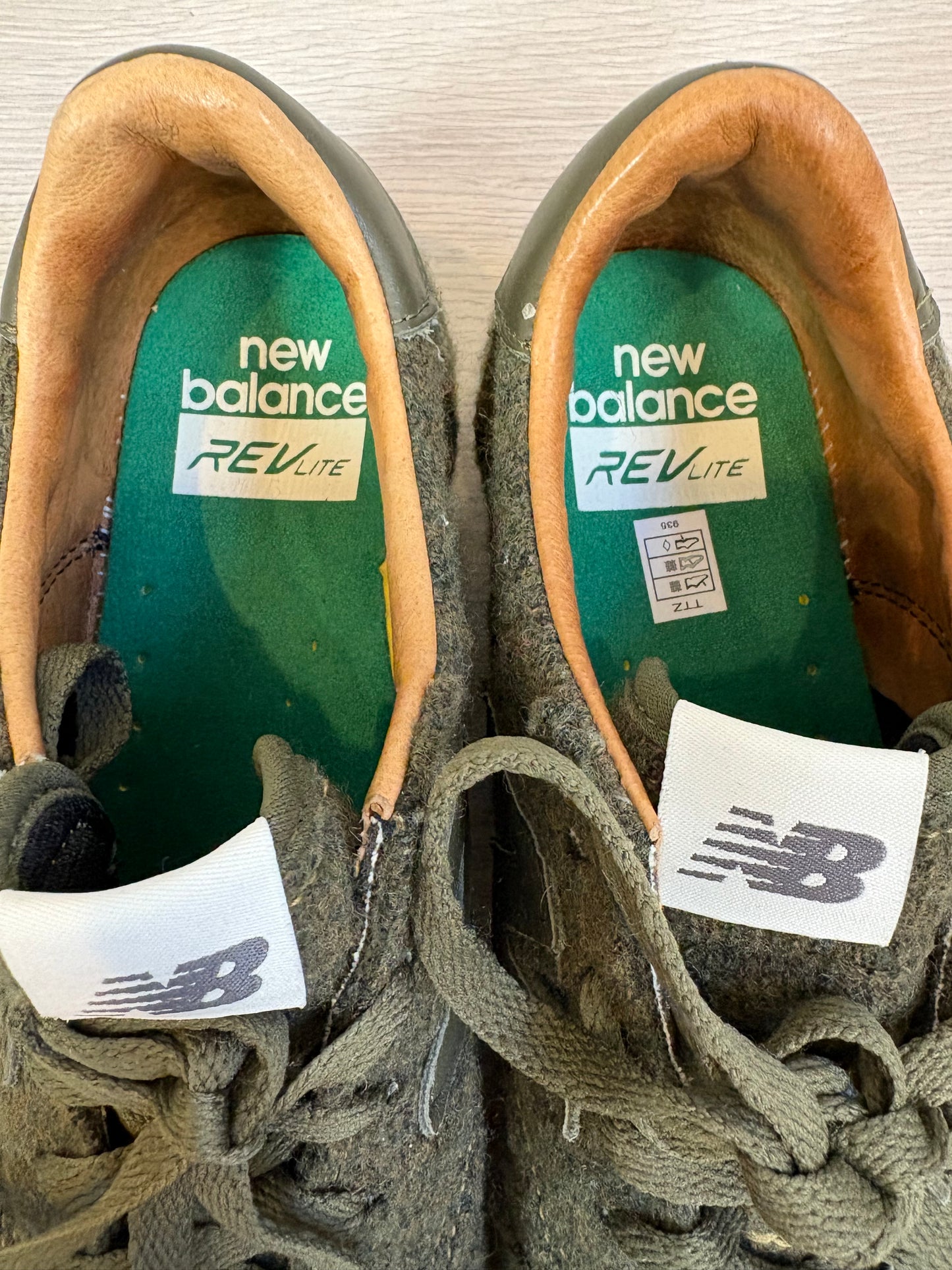 NEW BALANCE. Zapatillas verdes textura