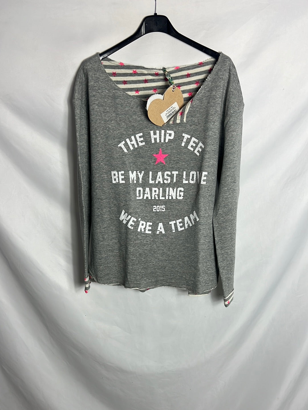 THE HIP TEED. Gray lettering sweatshirt. TS/M