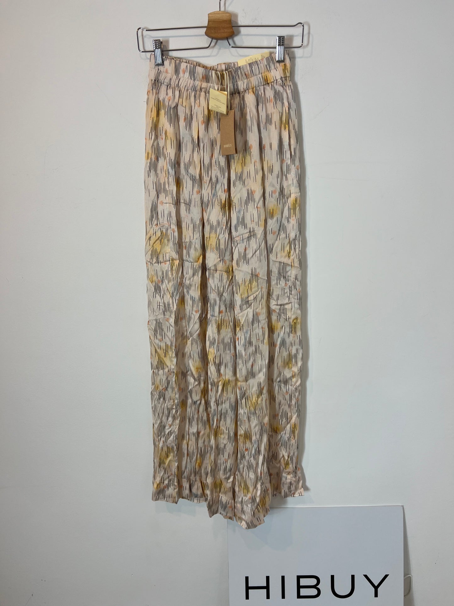 SESSÚN. Total look beige estampado T.s