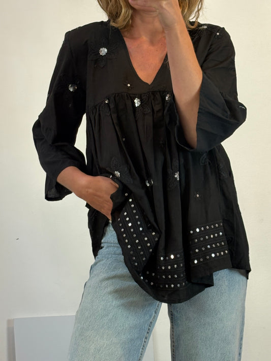JOT.Blusa negra detalles plateados