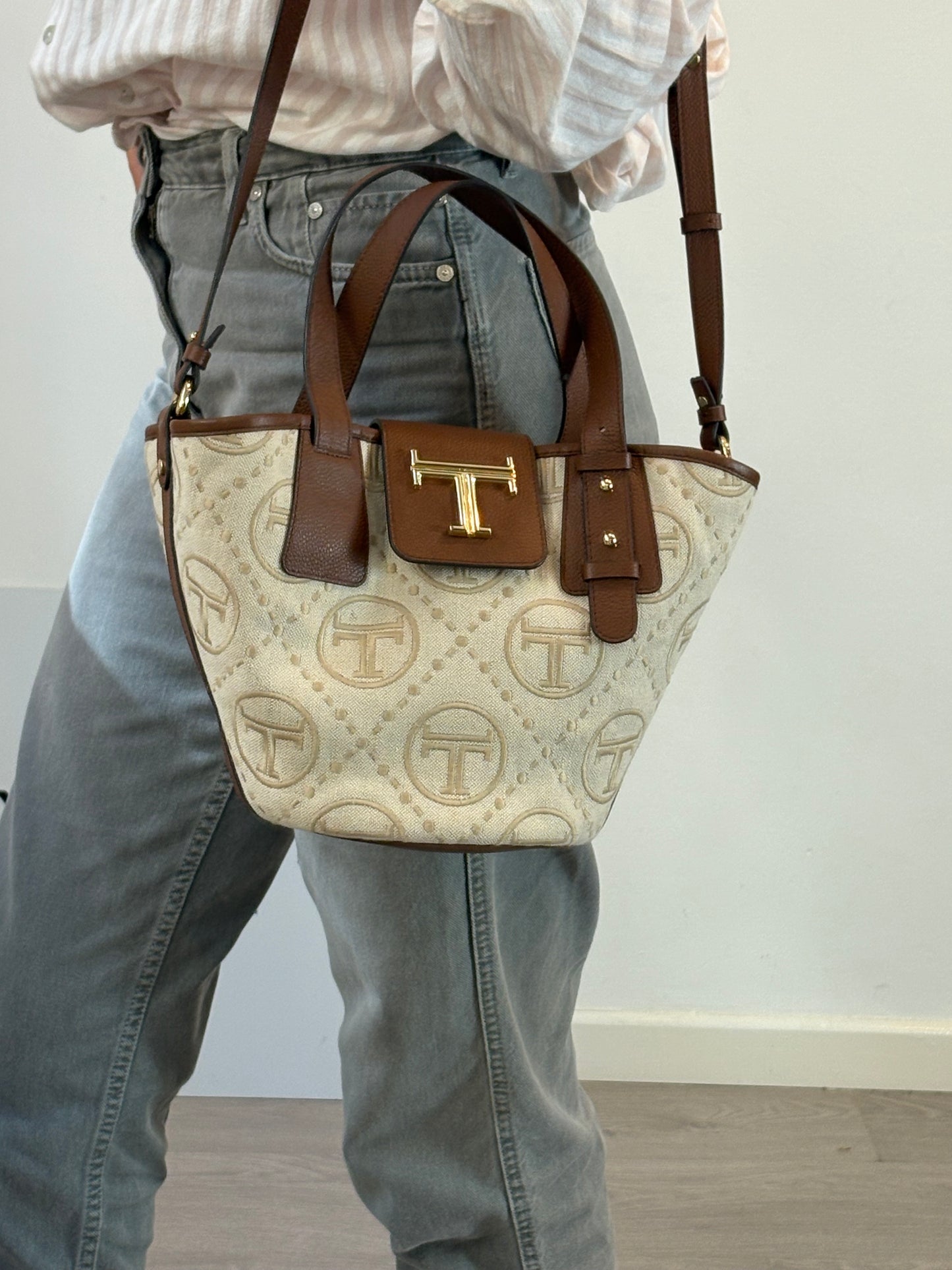 LATOUCHE. Cesta de lona y piel estampada