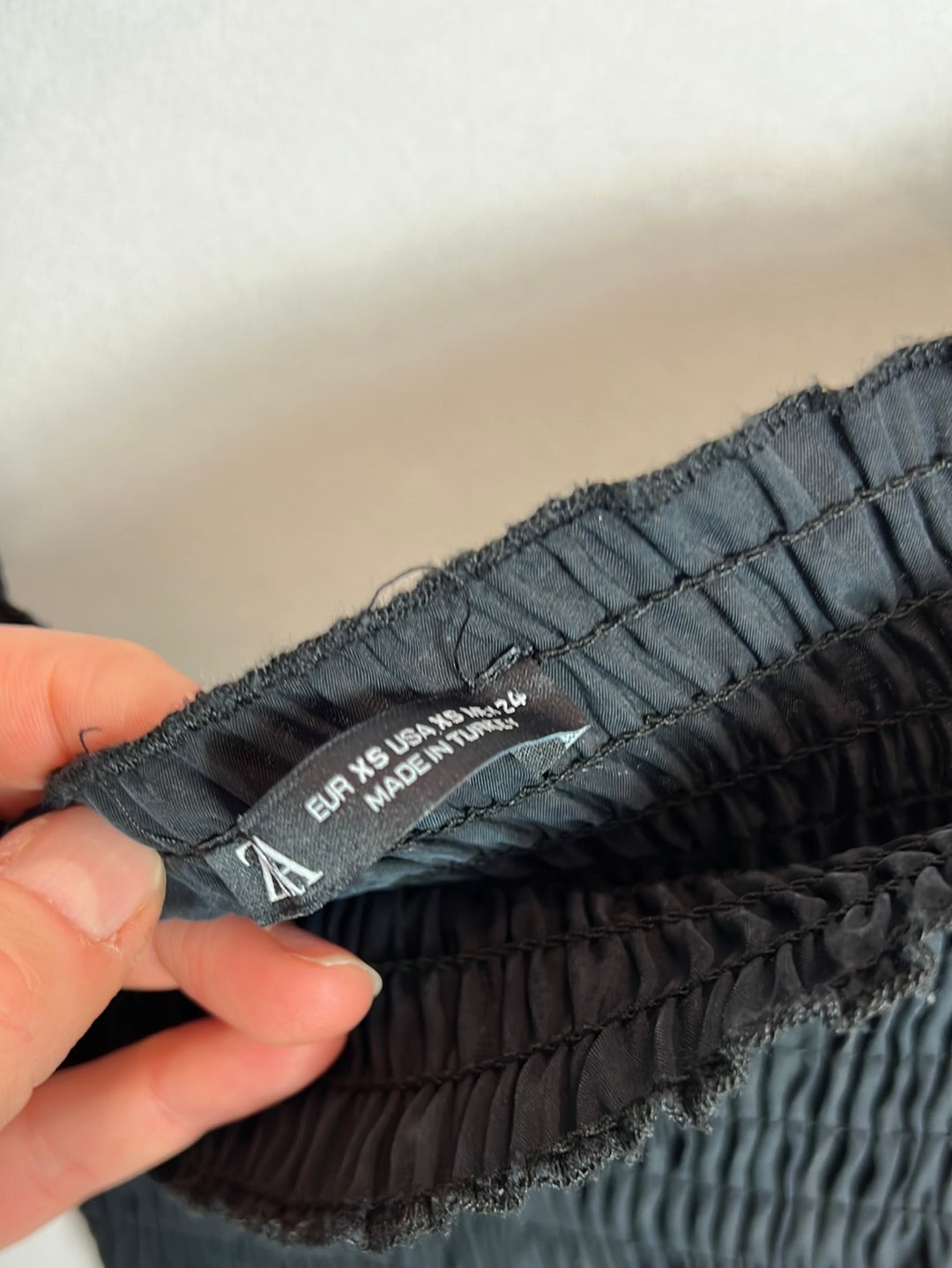 ZARA. Vestido corto entallado nido de abeja. T XS