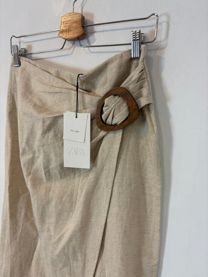 ZARA. Falda beige con lino