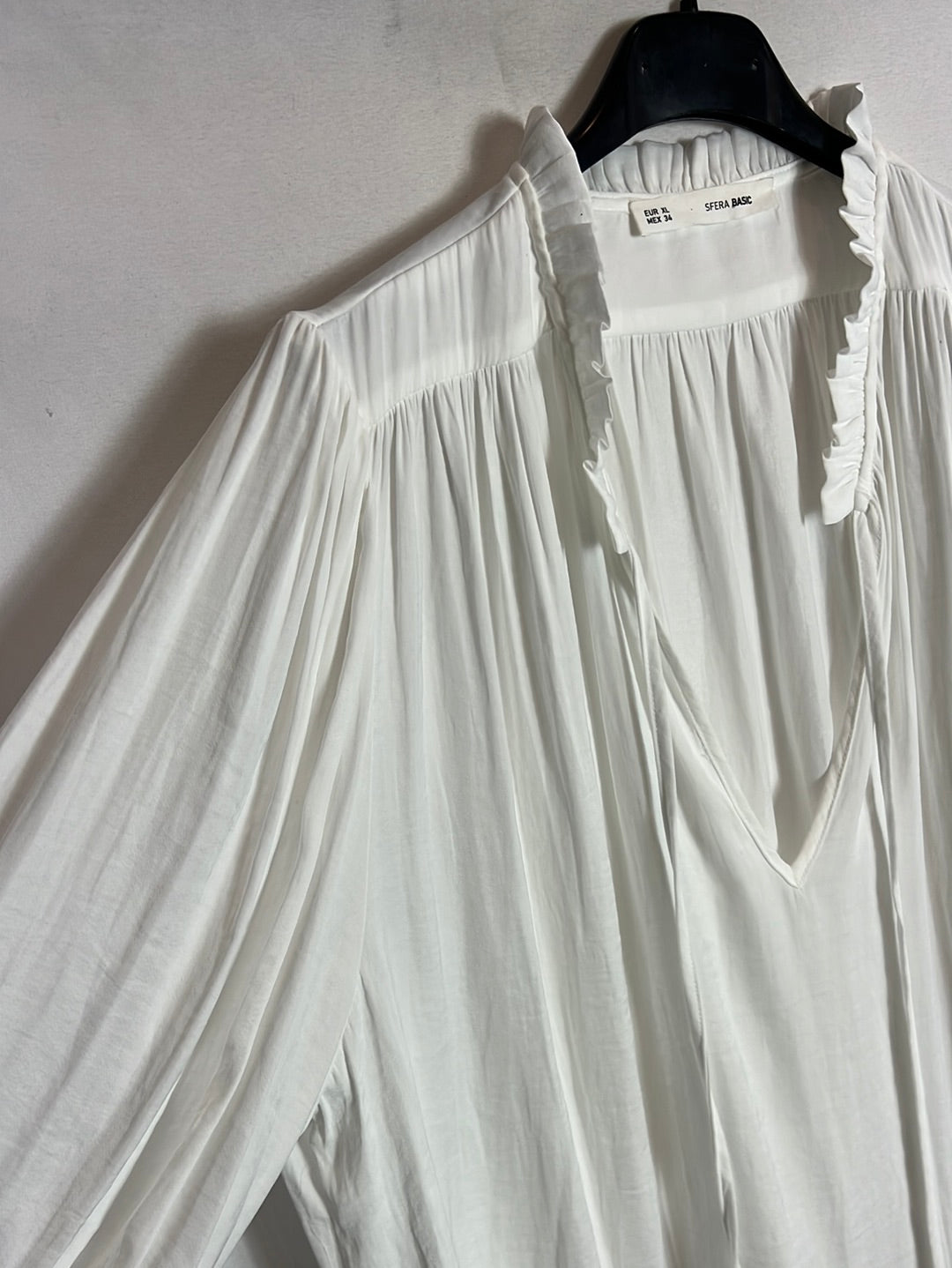 SFERA. Blusa blanca fluida. T XL