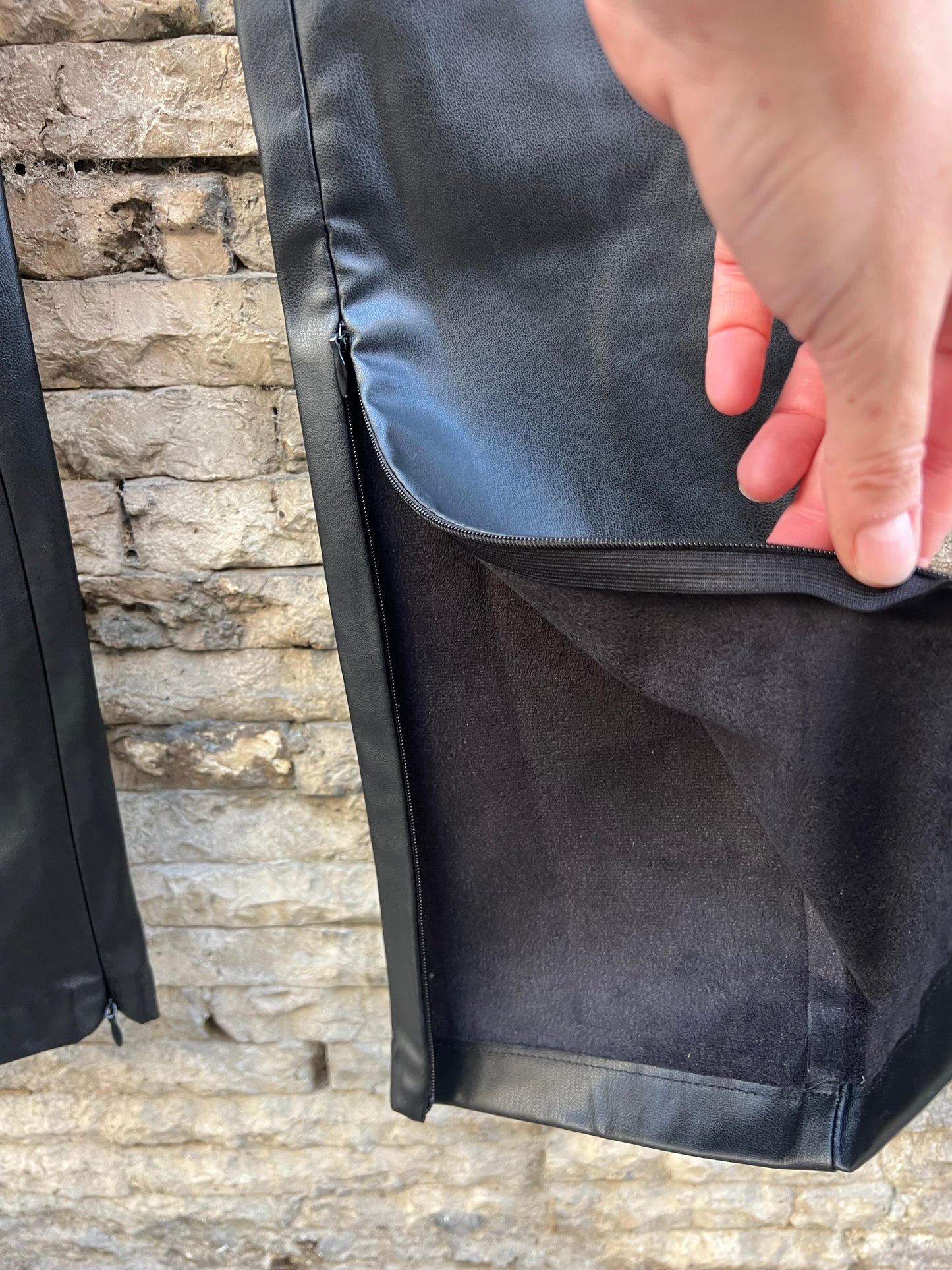 ZARA. Pantalón negro efecto piel recto. T M