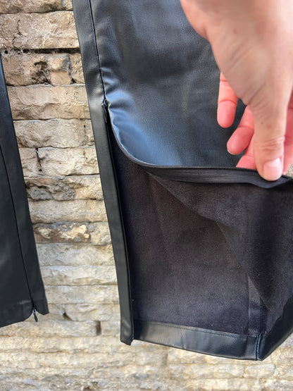 ZARA. Pantalón negro efecto piel recto. T M