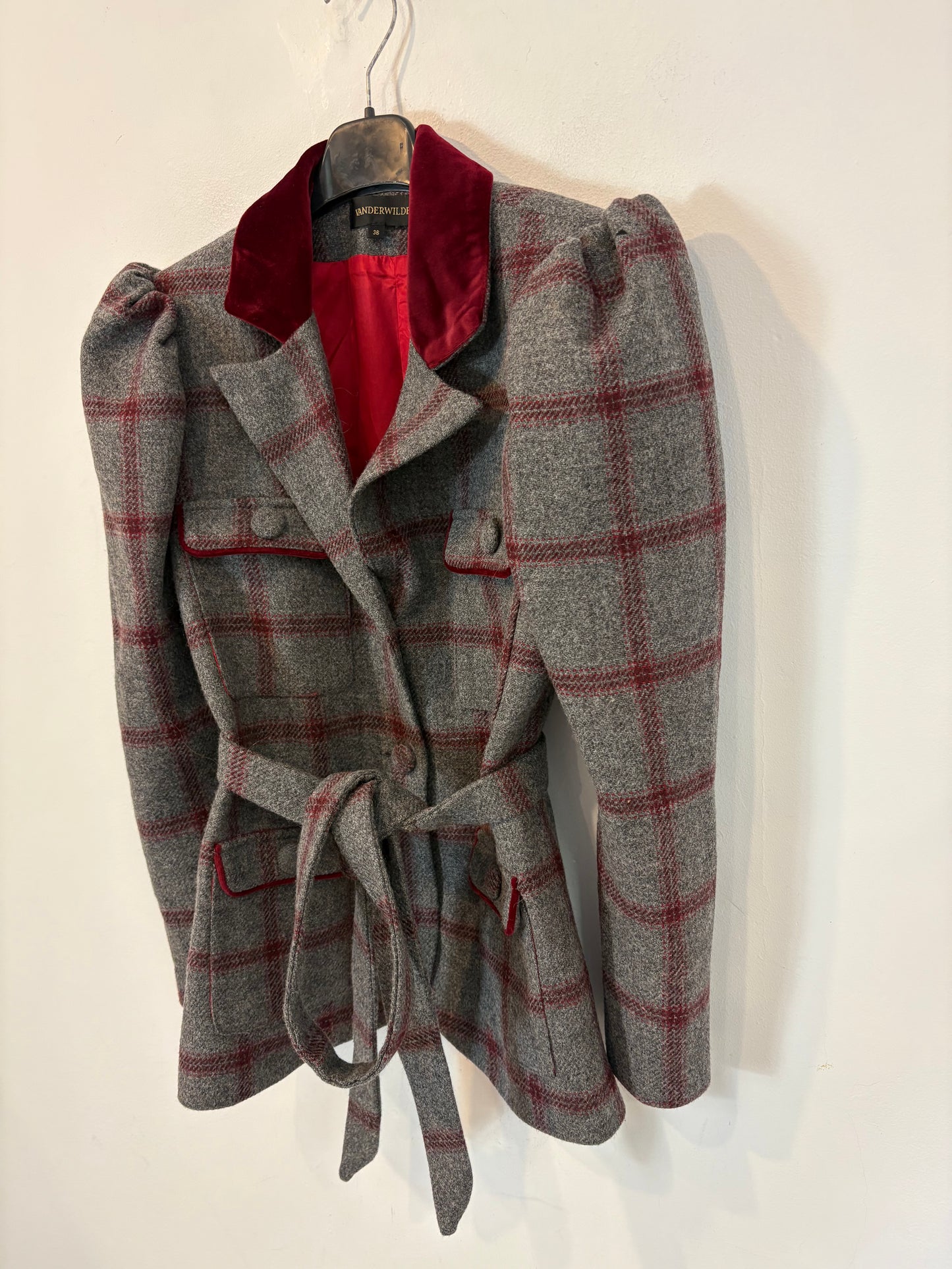 VANDERWILDE. Chaqueta gris lana detalles terciopelo