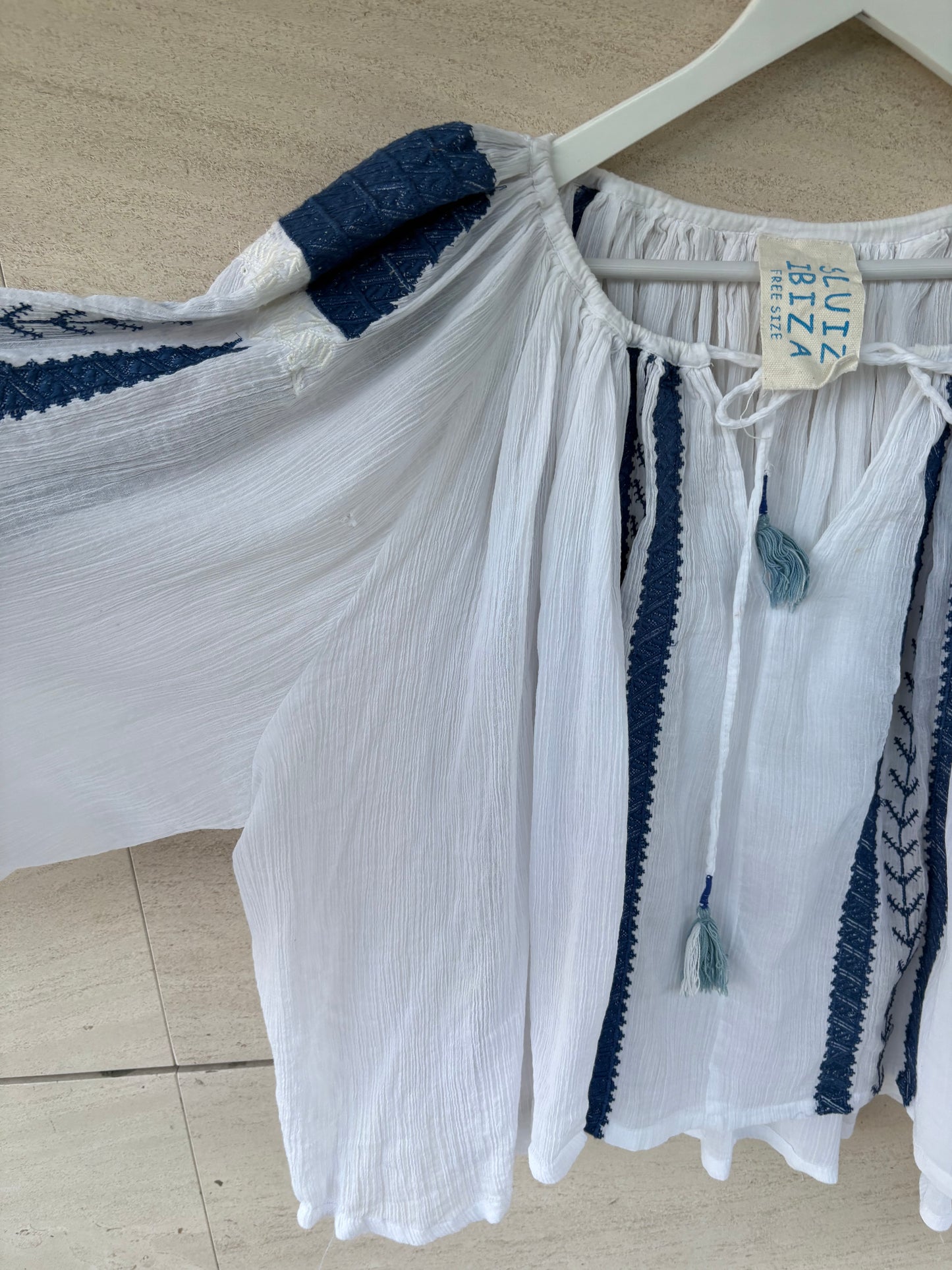 SLUIZ IBIZA. Blusa booho blanca bordados