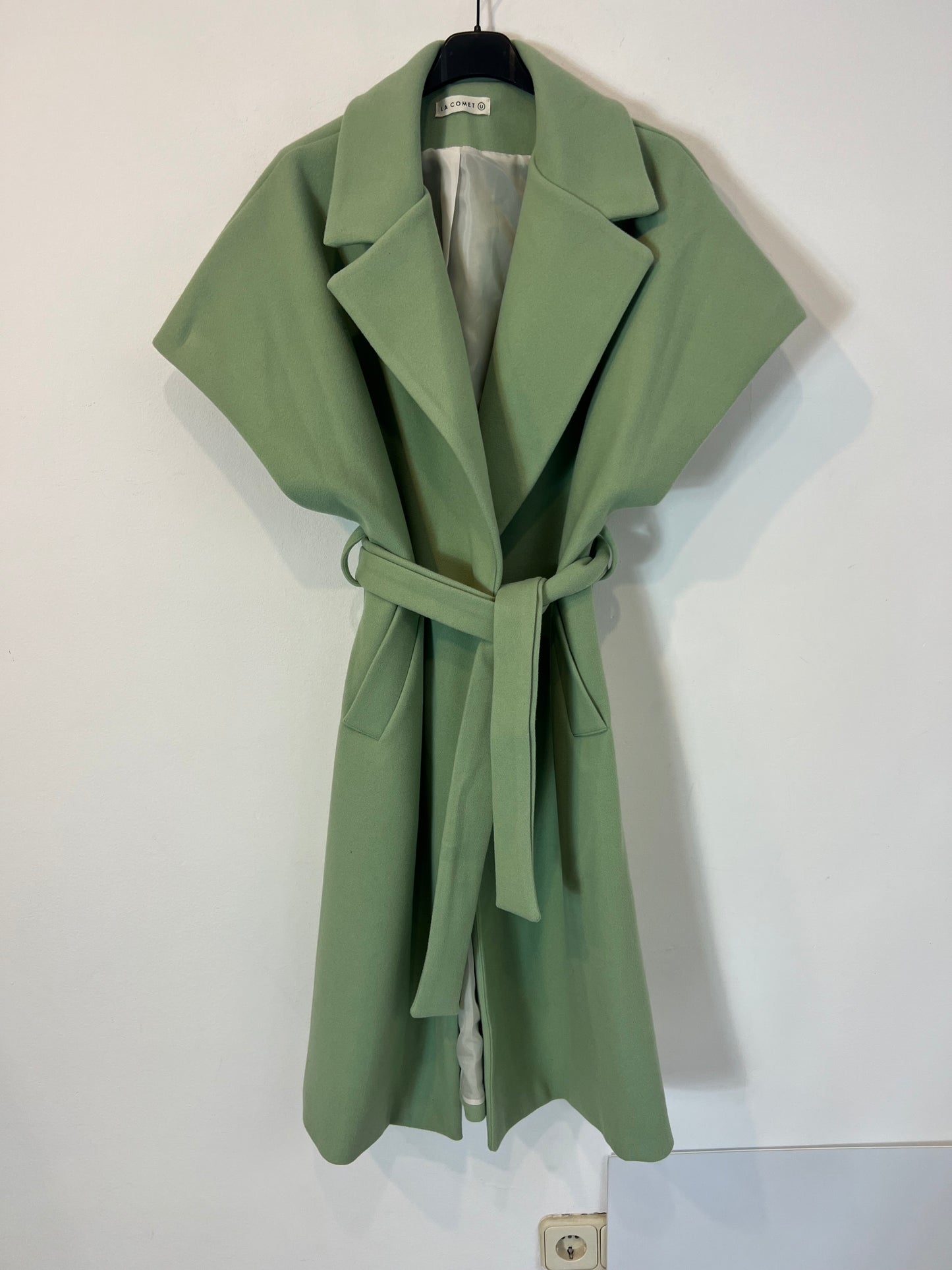 LA COMET. Mint green sleeveless coat. TL