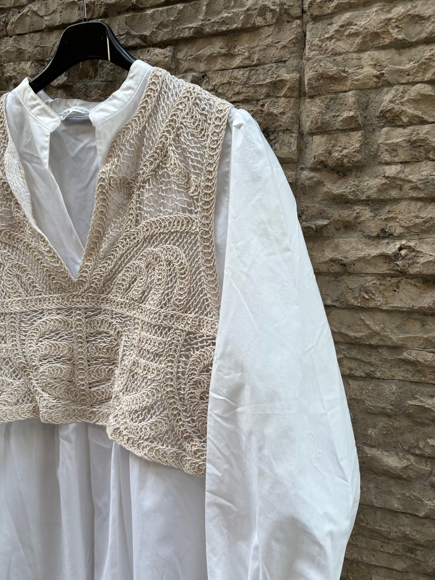 ZARA. Vestido corto detalle croché. T M