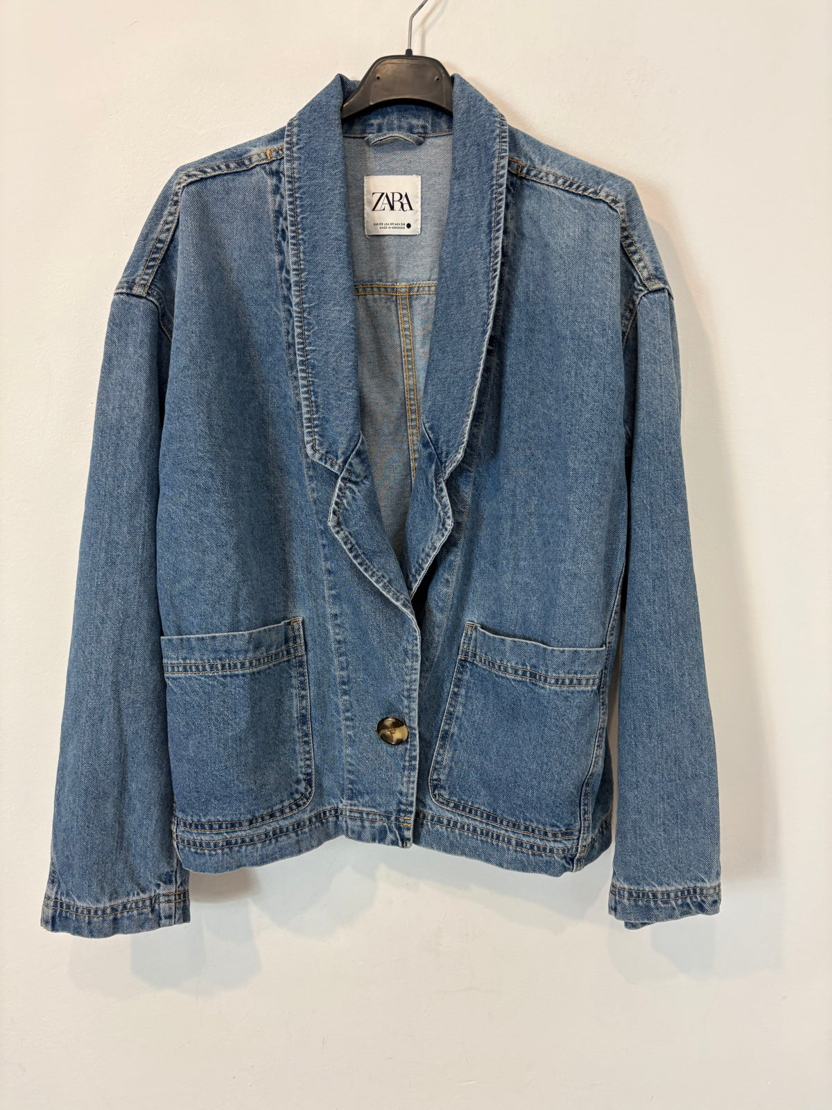 ZARA. Cazadora denim abotonada