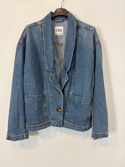 ZARA. Cazadora denim abotonada