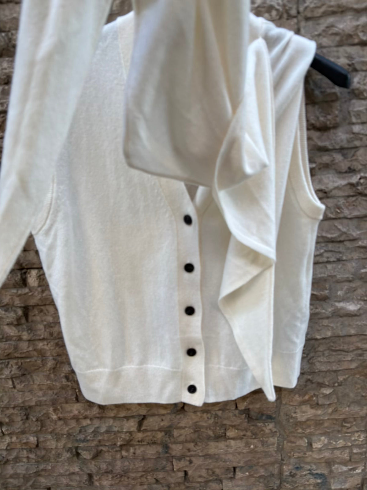 MASSIMO DUTTI. Chaleco en crudo lana con cuello extraible