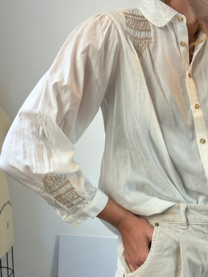 INDI & COLD. Blusa blanca nido de abeja