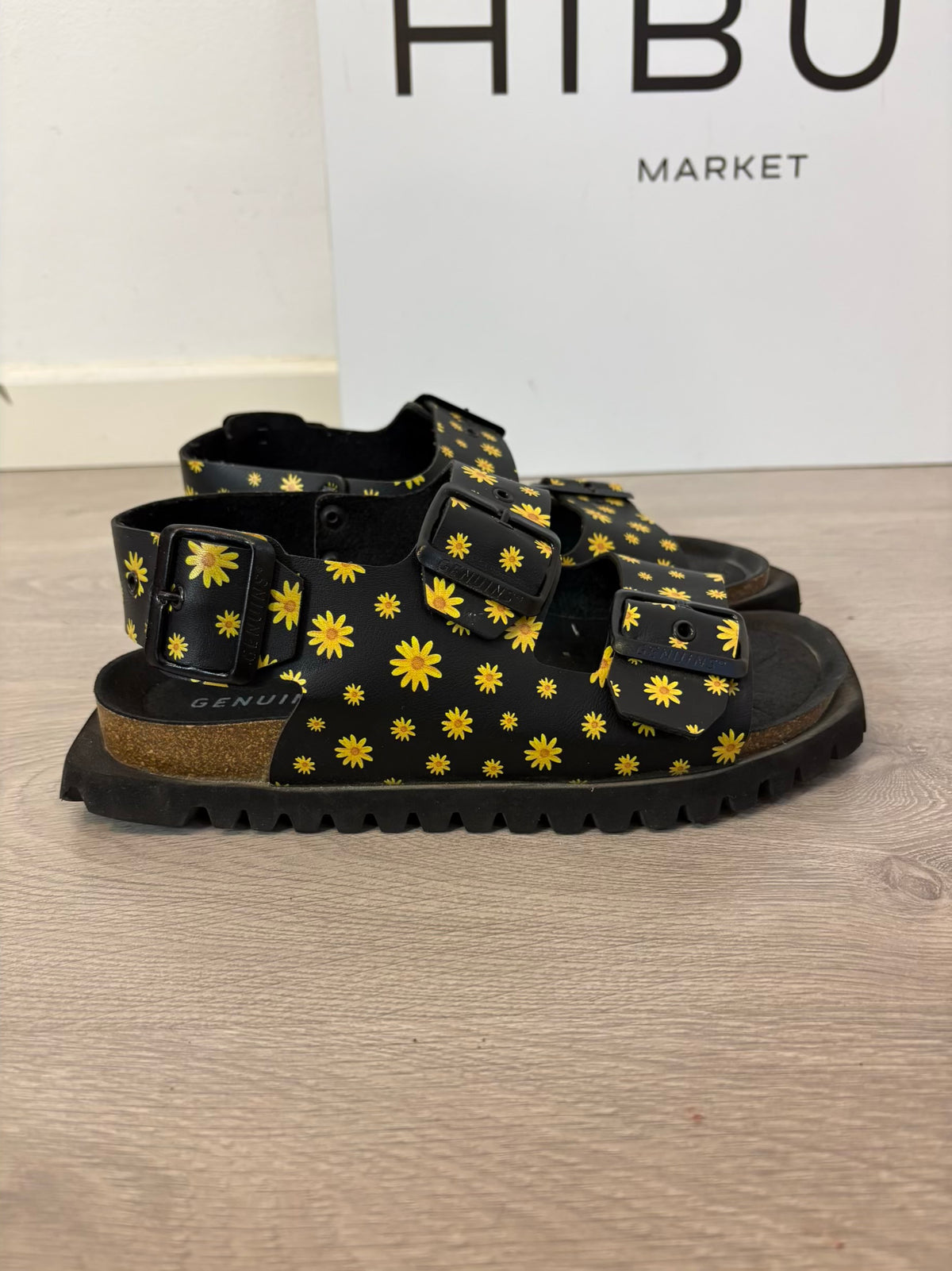 Sandalia negra margaritas